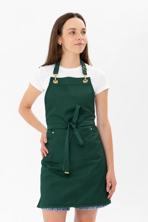 Modelka w zielonym fartuchu z złotymi detalami (1).png